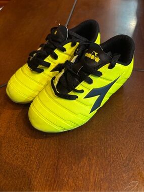 Diadora Kids Unisex Size 10 Soccer Cleats Barely Worn
